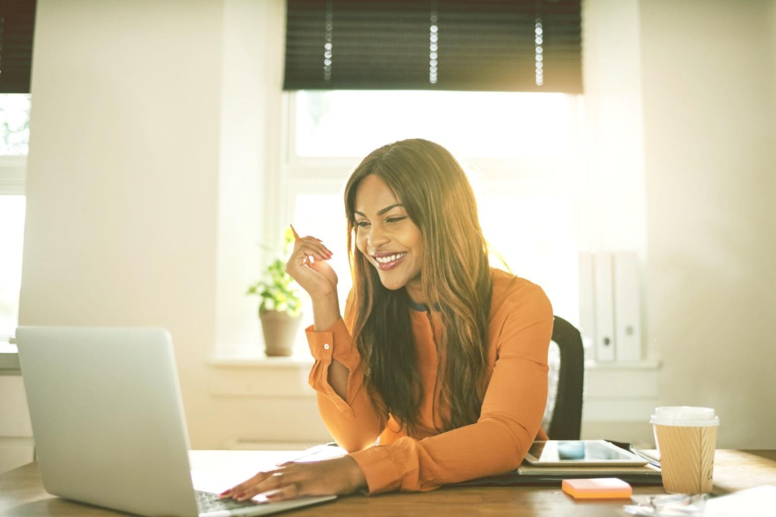 Estudiantes aplicando estrategias empresariales en entorno educativo moderno